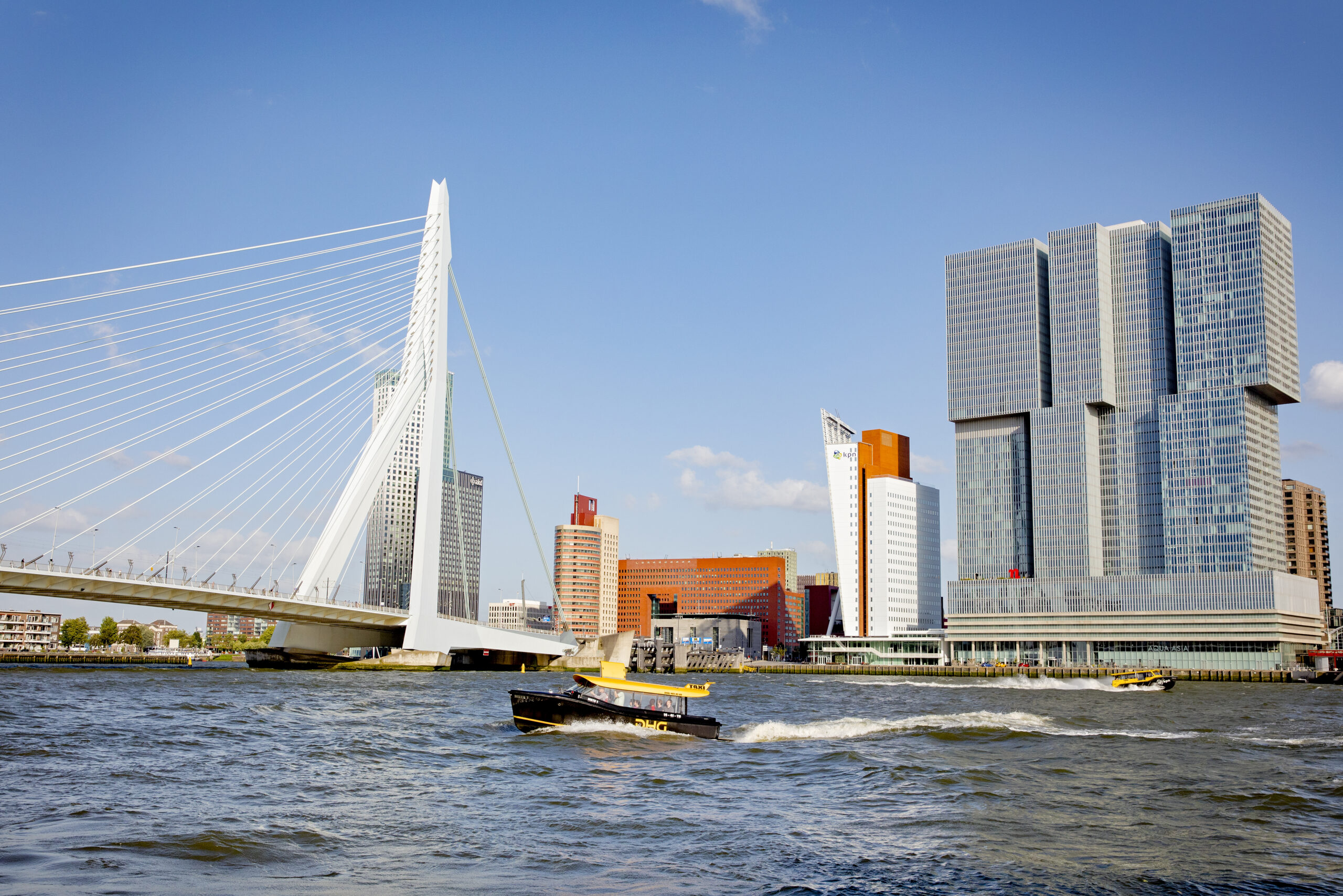Skyline van Rotterdam met Erasmusbrug en De Rotterdam, foto: Iris van den Broek
